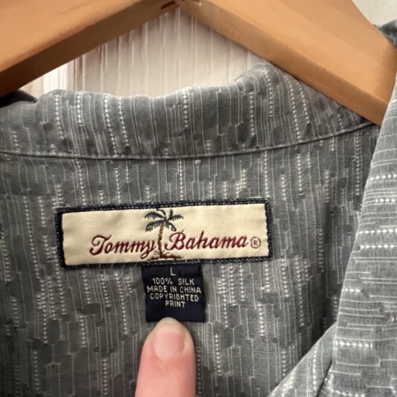 Tommy Bahama Hawaiian Shirt Men's L Pineapple 100% Silk Geometric Golf Camp - Picture 3 of 9